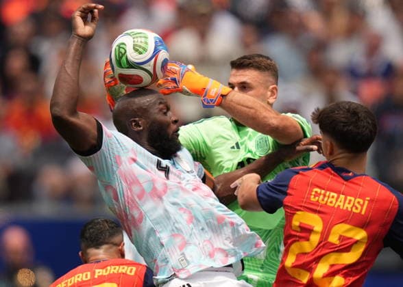 FIFA World Cup, WM, Weltmeisterschaft, Fussball 2026 quarterfinals - Spain vs Belgium Romelu Lukaku of Belgium (L) and Spain goalkeeper Unai Simon (C) in action during the FIFA World Cup 2026 quarterfinals match Spain against Belgium, in Los Angeles, USA, 10 July 2026. INGLEWOOD United States  Copyright: xSCOTTxSTRAZZANTEx