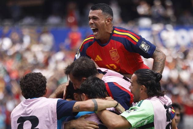 FIFA World Cup, WM, Weltmeisterschaft, Fussball 2026 quarterfinals - Spain vs Belgium Pedro Porro of Spain celebrates with teammates the 2-1 goal during the FIFA World Cup 2026 quarterfinals match Spain against Belgium, in Los Angeles, USA, 10 July 2026. INGLEWOOD United States  Copyright: xCHRISTOPHERxTORRESx