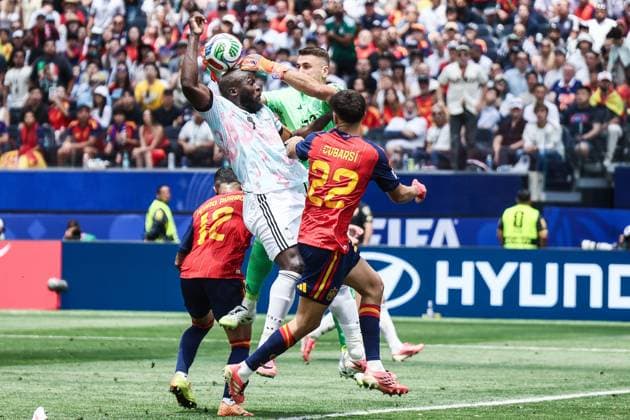 Belgium s Romelu Lukaku and Spain s Unai Simon pictured in action during a soccer game between Spain and Belgian national team, Nationalteam Red Devils, on Friday 10 July 2026 in Los Angeles, USA, in the 1 4 finals of the FIFA World Cup, WM, Weltmeisterschaft, Fussball 2026. BRUNOxFAHY  x180906268x