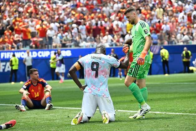 Spain vs Belgium - FIFA World Cup, WM, Weltmeisterschaft, Fussball 2026 LOS ANGELES, UNITED STATES OF AMERICA - JULY 10 : Simon Unai goalkeeper of Spain, Lukaku Romelu forward of Belgium pictured during the FIFA World Cup 2026 round of 8 match between Spain and Belgium at the SoFi stadium on July 10, 2026 in Los Angeles, United States of America, 10 07 2026 Los Angeles United States of America  Copyright: xNicoxVereeckenx