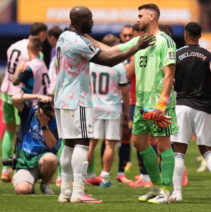 FIFA World Cup, WM, Weltmeisterschaft, Fussball 2026 quarterfinals - Spain vs Belgium Romelu Lukaku of Belgium (L) shakes hands with Spain goalkeeper Unai Simon after losing the FIFA World Cup 2026 quarterfinals match Spain against Belgium, in Los Angeles, USA, 10 July 2026. INGLEWOOD United States  Copyright: xSCOTTxSTRAZZANTEx