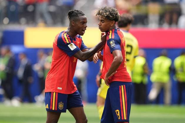 Nico Williams of Spain and Lamine Yamal at the end of the match Spain v Belgium, 2026 FIFA World Cup, WM, Weltmeisterschaft, Fussball Quarter-final, Football, Los Angeles Stadium, California, USA - 10 Jul 2026Los Angeles Los Angeles Stadium California (CA) United States of America  Copyright: xIsmaelxAdnan Shutterstockx 16985787cw