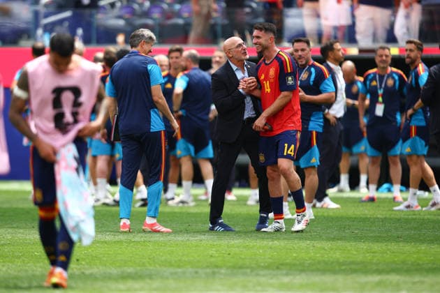 FIFA World Cup, WM, Weltmeisterschaft, Fussball 2026: Spain v Belgium LOS ANGELES, USA - 10th July 2026: Spain Head Coach Luis De La Fuente celebrates with Aymeric Laporte of Spain after the FIFA World Cup 2026 quarter-final match between Spain and Belgium at Los Angeles Stadium Los Angeles Los Angeles Stadium United States of America Copyright: xCraigxMercerx xPeakxActionxPhotosx