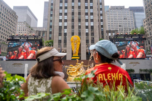 People watch the broadcast of the match between Spain and Belgium from Rockefeller Center in New York, United States, 10 July 2026. Fans of the Spanish national team, Nationalteam watch the broadcast of the match against Belgium !ACHTUNG: NUR REDAKTIONELLE NUTZUNG!  Copyright: xAngelxColmenaresx GR5029 20260710-55020862892_1