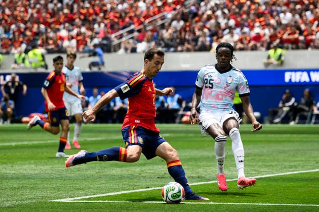 Spain v Belgium - FIFA World Cup, WM, Weltmeisterschaft, Fussball 2026 Mikel Oyarzabal of Spain competes for teh ball with Nathan Ngoy of Belgium during the FIFA World Cup 2026 quarter final football match between Spain and Belgium. Inglewood United States Copyright: xNicolòxCampox