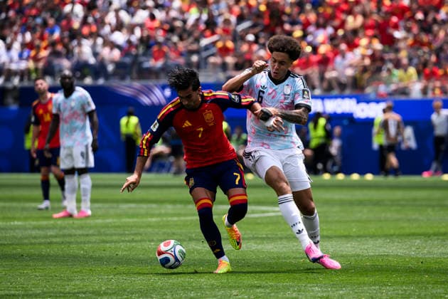 Spain v Belgium - FIFA World Cup, WM, Weltmeisterschaft, Fussball 2026 Ferran Torres of Spain competes for teh ball with Axel Witsel of Belgium during the FIFA World Cup 2026 quarter final football match between Spain and Belgium. Inglewood United States Copyright: xNicolòxCampox