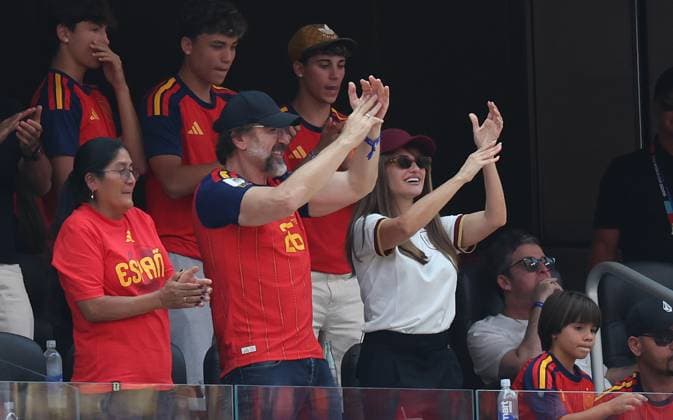 Fußball, FIFA WM 2026, Spanien - Belgien, Prominente auf der Tribüne #2 FIFA World Cup, WM, Weltmeisterschaft, Fussball 2026 - Spain v Belgium CALIFORNIA, UNITED STATES OF AMERICA, July 10: Actress Penelope cruz & Actor Javier Bardem celebrate at the full time whistle as Spain defeat Belgium during the FIFA World Cup 2026 match in the Quarter Finals between Spain v Belgium at Los Angeles Stadium, Los Angeles, California, on 10 July. (Photo by DC Photo Crystal Pix) Los Angeles Los Angeles Stadium United States Of America Copyright: xDCxPhotox xCrystaxPixx SportsxPressxPhotox Sportspressphoto_SPR188621