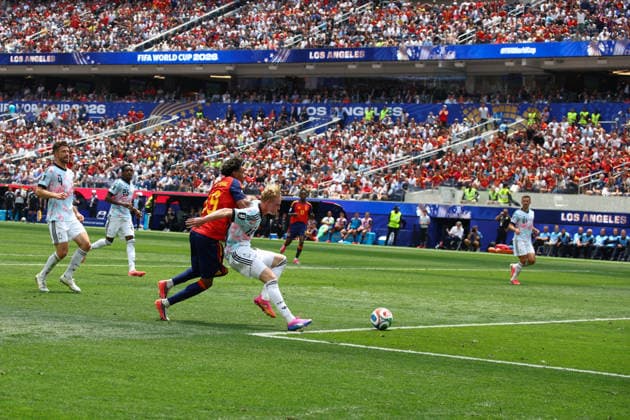 FIFA World Cup, WM, Weltmeisterschaft, Fussball 2026: Spain v Belgium LOS ANGELES, USA - 10th July 2026: Joaquin Seys of Belgium holds off the challenge from Lamine Yamal of Spain during the FIFA World Cup 2026 quarter-final match between Spain and Belgium at Los Angeles Stadium Los Angeles Los Angeles Stadium United States of America Copyright: xCraigxMercerx xPeakxActionxPhotosx