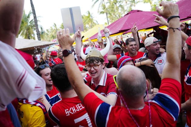 Fotball-VM 2026 Miami Beach, Florida , USA 20260710. Norske supportere fester i gatene for kvartfinalen i fotball-VM 2026 mellom Norge og England. Foto: Fredrik Varfjell NTB Miami Beach, Florida USA EDITORIAL USE ONLY. RESTRICTED USE FOR BETTING COMPANIES Ref:_SPOQHcUwRDy5jw.jpg *** 2026 FIFA World Cup, Miami Beach, Florida, USA 20260710 Norwegian fans celebrate in the streets for the quarterfinal match of the 2026 World Cup between Norway and England. Photo: Fredrik Varfjell, NTB, Miami Beach, Florida, USA. EDITORIAL USE ONLY. RESTRICTED USE FOR BETTING COMPANIES  Copyright: xFredrikxVarfjellx xNTBx