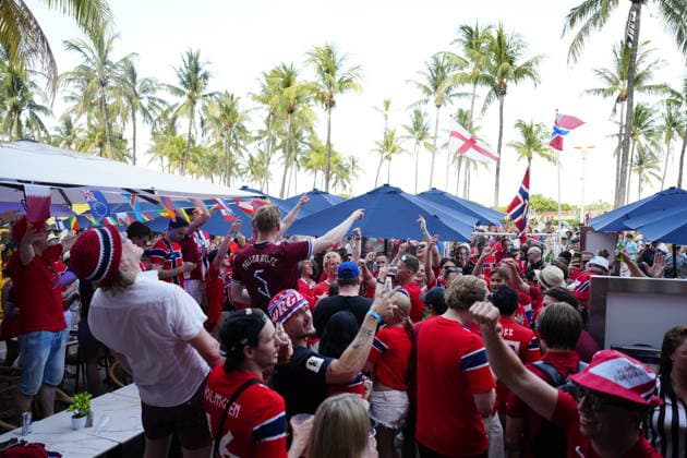Fotball-VM 2026 Miami Beach, Florida , USA 20260710. Norske supportere fester i gatene for kvartfinalen i fotball-VM 2026 mellom Norge og England. Foto: Fredrik Varfjell NTB Miami Beach, Florida USA EDITORIAL USE ONLY. RESTRICTED USE FOR BETTING COMPANIES Ref:_SPO51IZPWMqQPs.jpg *** 2026 FIFA World Cup, Miami Beach, Florida, USA 20260710 Norwegian fans celebrate in the streets for the quarterfinal match of the 2026 World Cup between Norway and England. Photo: Fredrik Varfjell, NTB, Miami Beach, Florida, USA. EDITORIAL USE ONLY. RESTRICTED USE FOR BETTING COMPANIES  Copyright: xFredrikxVarfjellx xNTBx