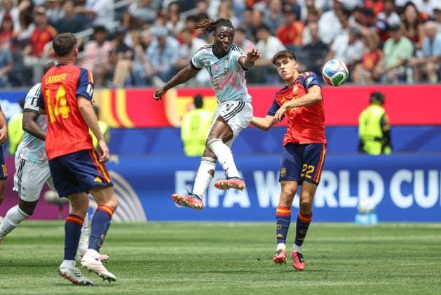 Belgium s Jeremy Doku and Spain s Pablo Sarabia fight for the ball during a soccer game between Spain and Belgian national team, Nationalteam Red Devils, on Friday 10 July 2026 in Los Angeles, USA, in the 1 4 finals of the FIFA World Cup, WM, Weltmeisterschaft, Fussball 2026. BRUNOxFAHY  x180911229x