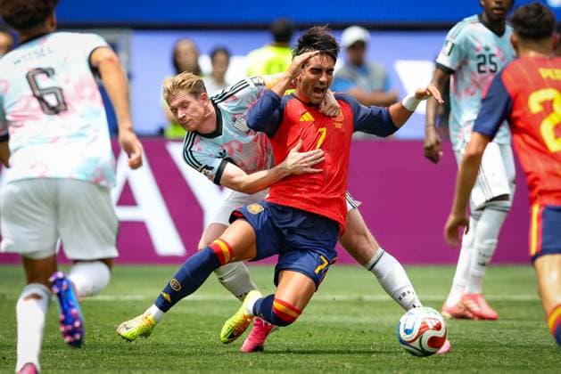 Belgium s Kevin De Bruyne and Spain s Alvaro Morata fight for the ball during a soccer game between Spain and Belgian national team, Nationalteam Red Devils, on Friday 10 July 2026 in Los Angeles, USA, in the 1 4 finals of the FIFA World Cup, WM, Weltmeisterschaft, Fussball 2026. BRUNOxFAHY  x180911251x
