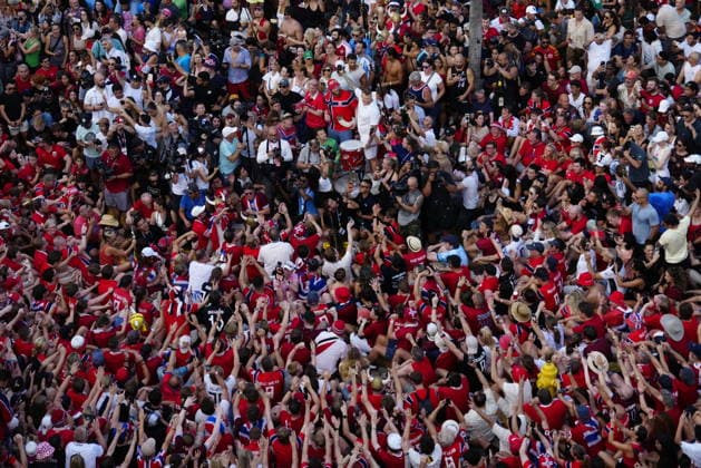 Fotball-VM 2026 Miami Beach, Florida , USA 20260710. Norske supportere fester i gatene for kvartfinalen i fotball-VM 2026 mellom Norge og England. Foto: Fredrik Varfjell NTB Miami Beach, Florida USA EDITORIAL USE ONLY. RESTRICTED USE FOR BETTING COMPANIES Ref:_SPOBBnIU6xNQGg.jpg *** 2026 FIFA World Cup, Miami Beach, Florida, USA 20260710 Norwegian fans celebrate in the streets for the quarterfinal match of the 2026 FIFA World Cup between Norway and England. Photo: Fredrik Varfjell, NTB, Miami Beach, Florida, USA. EDITORIAL USE ONLY. RESTRICTED USE FOR BETTING COMPANIES.  Copyright: xFredrikxVarfjellx xNTBx