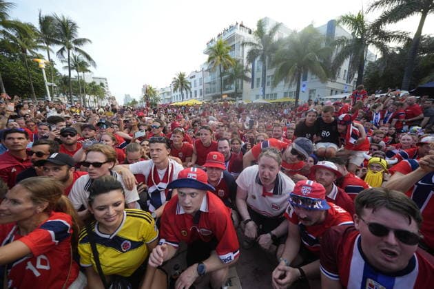World Cup 2026 Miami Beach, Florida , USA 20260710. Norwegian supporters party in the streets before the quarter-final of the 2026 World Cup between Norway and England. Photo: Fredrik Varfjell NTB Miami Beach, Florida United States EDITORIAL USE ONLY. RESTRICTED USE FOR BETTING COMPANIES Ref:_SPOqn7dqrXqYU4.jpg *** 2026 World Cup, Miami Beach, Florida, USA 20260710 Norwegian fans celebrate in the streets before the quarterfinal of the 2026 World Cup between Norway and England. Photo: Fredrik Varfjell, NTB, Miami Beach, Florida, United States. EDITORIAL USE ONLY. RESTRICTED USE FOR BETTING COMPANIES.  Copyright: xTerjexPedersenx xNTBx