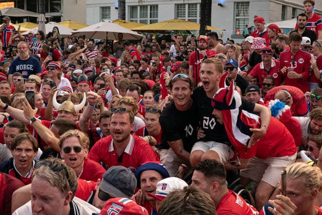 Norwegian fans perform their famous Viking Row in Miami Beach MIAMI BEACH, FLORIDA, UNITED STATES - JULY 10: Hundreds of fans sit down and take their places to perform their now-famous Viking Row during the 2026 FIFA World Cup, WM, Weltmeisterschaft, Fussball celebrations in Miami Beach, Florida, on July 10, 2026. Jesus Olarte Anadolu Miami United States. Editorial use only. Please get in touch for any other usage.  Copyright: x2026xAnadoluxJesusxOlartex