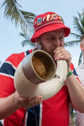 Norwegian fans perform their famous Viking Row in Miami Beach MIAMI BEACH, FLORIDA, UNITED STATES - JULY 10: One of the organizers blows the Viking horn during the now-famous Viking Row as part of the 2026 FIFA World Cup, WM, Weltmeisterschaft, Fussball celebrations in Miami Beach, Florida, on July 10, 2026. Jesus Olarte Anadolu Miami United States. Editorial use only. Please get in touch for any other usage.  Copyright: x2026xAnadoluxJesusxOlartex