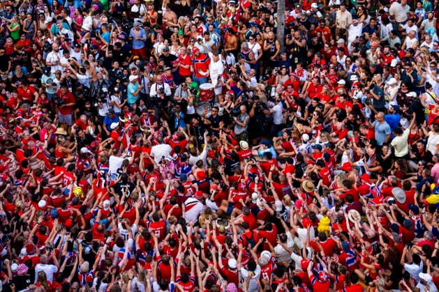 World Cup 2026 Miami Beach, Florida , USA 20260710. John Arne Riise and Norwegian supporters party in the streets before the quarter-final of the 2026 World Cup between Norway and England. Photo: Fredrik Varfjell NTB Miami Beach, Florida United States EDITORIAL USE ONLY. RESTRICTED USE FOR BETTING COMPANIES Ref:_SPOL4VyHGDHD2E.jpg *** 2026 World Cup, Miami Beach, Florida, USA 20260710 John Arne Riise and Norwegian fans celebrate in the streets before the quarterfinal of the 2026 World Cup between Norway and England. Photo by Fredrik Varfjell, NTB, Miami Beach, Florida, United States. EDITORIAL USE ONLY. RESTRICTED USE FOR BETTING COMPANIES.  Copyright: xFredrikxVarfjellx xNTBx