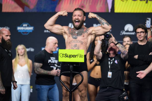 July 10, 2026, Las Vegas, Nevada, USA: CONOR MCGREGOR weighed 170.5 lbs and MAX HOLLOWAY weighed 170 lbs during ceremonial weigh-in at the T-Mobile Arena in Las Vegas. UFC 329: Conor McGregor And Max Holloway Intense Face Off  - ZUMAo117 20260710_zsp_o117_004 Copyright: xMikaelxOnax