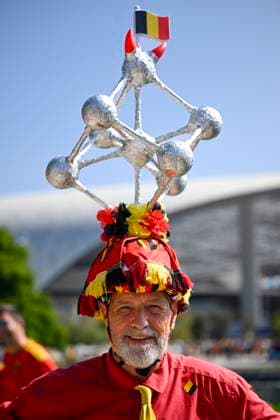 Spain vs Belgium - FIFA World Cup, WM, Weltmeisterschaft, Fussball 2026 LOS ANGELES, UNITED STATES OF AMERICA - JULY 10 : A supporter of Belgium with the Atomium statue on his helmet pictured at the start of the FIFA World Cup 2026 round of 8 match between Spain and Belgium at the SoFi stadium on July 10, 2026 in Los Angeles, United States of America, 10 07 2026 Los Angeles United States of America  Copyright: xNicoxVereeckenx