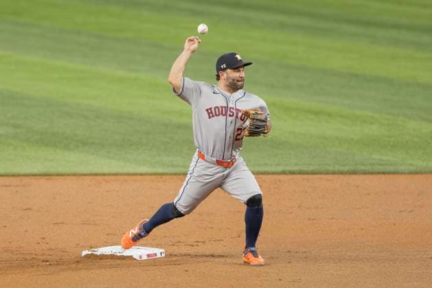 July 10, 2026, Arlington, Texas, USA: Houston Astros second baseman JOSE ALTUVE (27) mishandles the ball while turning a double play during a MLB, Baseball Herren, USA game between the Houston Astros and Texas Rangers at Globe Life Field. Rangers win 7-3. Arlington USA - ZUMAf180 20260710_zsp_f180_010 Copyright: xMarkxFannx