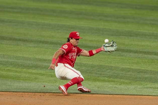 July 10, 2026, Arlington, Texas, USA: Texas Rangers second baseman NICKY LOPEZ (33) misses a hard hit ground ball during a MLB, Baseball Herren, USA game between the Houston Astros and Texas Rangers at Globe Life Field. Rangers win 7-3. Arlington USA - ZUMAf180 20260710_zsp_f180_026 Copyright: xMarkxFannx