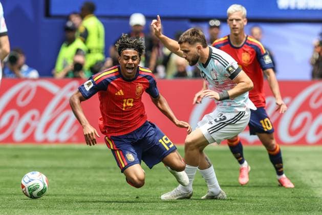 Spain s Lamine Yamal and Belgium s Nicolas Raskin fight for the ball during a soccer game between Spain and Belgian national team, Nationalteam Red Devils, on Friday 10 July 2026 in Los Angeles, USA, in the 1 4 finals of the FIFA World Cup, WM, Weltmeisterschaft, Fussball 2026. BRUNOxFAHY  x180917353x