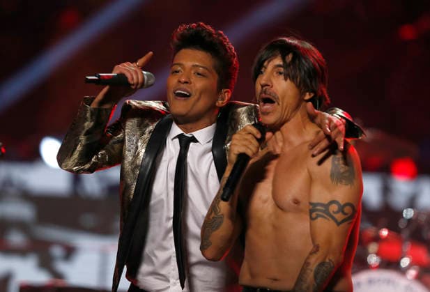 USA AMERICAN FOOTBALL SUPER BOWL Super Bowl XLVIII Denver Broncos against the Seattle Seahawks epa04053124 US singer Bruno Mars (L) embraces US singer Anthony Kiedis of the Red Hot Chili Peppers during the halftime show of Super Bowl XLVIII at the MetLife Stadium in East Rutherford, New Jersey, USA, 02 February 2014. EAST RUTHERFORD United States  Copyright: xPAULxBUCKx