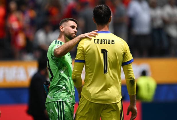 260711 -- LOS ANGELES, July 11, 2026 -- Unai Simon L, goalkeeper of Spain greets Thibaut Courtois, goalkeeper of Belgium after the quarter final match between Spain and Belgium at the 2026 FIFA World Cup, WM, Weltmeisterschaft, Fussball at Los Angeles Stadium in Los Angeles, the United States, July 10, 2026. SPU.S.-LOS ANGELES-FOOTBALL-FIFA WORLD CUP-QUARTER FINAL-ESP VS BEL WuxXiaoling  (SP)U.S.-LOS ANGELES-FOOTBALL-FIFA WORLD CUP-QUARTER FINAL-ESP VS BEL IMAGO WuxXiaoling  imago images 0861302541
