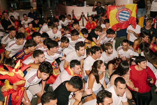 (260711) -- BARCELONA, July 11, 2026 -- Spanish fans watch the live broadcast of the 2026 FIFA World Cup, WM, Weltmeisterschaft, Fussball quarterfinal match between Spain and Belgium in Barcelona, Spain, July 10, 2026. (Photo by Xinhua) (SP)SPAIN-BARCELONA-FOOTBALL-FIFA WORLD CUP-FANS JoanxGosa 