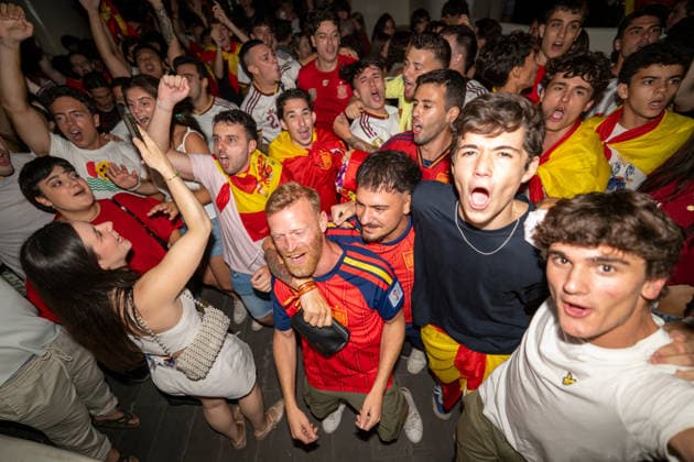 (260711) -- BARCELONA, July 11, 2026 -- Spanish fans react as they watch the live broadcast of the 2026 FIFA World Cup, WM, Weltmeisterschaft, Fussball quarterfinal match between Spain and Belgium in Barcelona, Spain, July 10, 2026. (Photo by Xinhua) (SP)SPAIN-BARCELONA-FOOTBALL-FIFA WORLD CUP-FANS JoanxGosa 