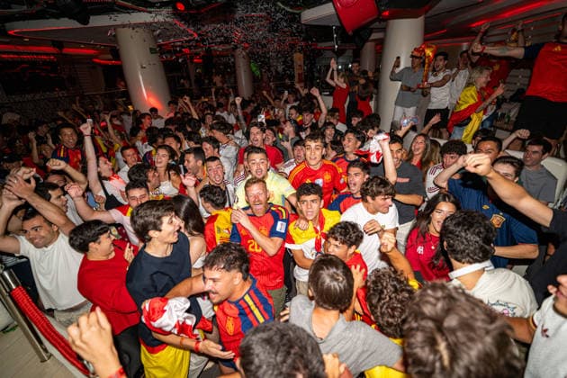 (260711) -- BARCELONA, July 11, 2026 -- Spanish fans react as they watch the live broadcast of the 2026 FIFA World Cup, WM, Weltmeisterschaft, Fussball quarterfinal match between Spain and Belgium in Barcelona, Spain, July 10, 2026. (Photo by Xinhua) (SP)SPAIN-BARCELONA-FOOTBALL-FIFA WORLD CUP-FANS JoanxGosa 