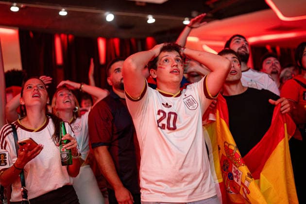(260711) -- BARCELONA, July 11, 2026 -- Spanish fans react as they watch the live broadcast of the 2026 FIFA World Cup, WM, Weltmeisterschaft, Fussball quarterfinal match between Spain and Belgium in Barcelona, Spain, July 10, 2026. (Photo by Xinhua) (SP)SPAIN-BARCELONA-FOOTBALL-FIFA WORLD CUP-FANS JoanxGosa 