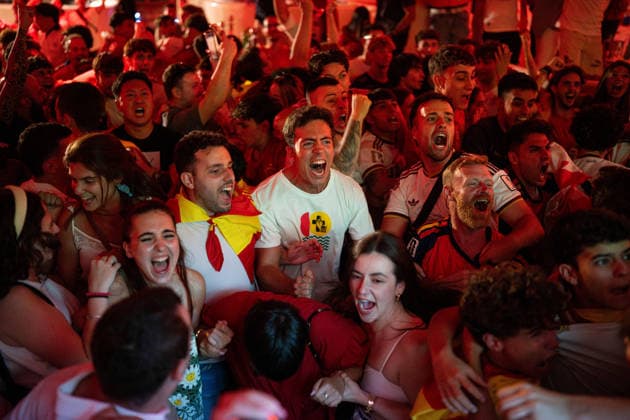 (260711) -- BARCELONA, July 11, 2026 -- Spanish fans react as they watch the live broadcast of the 2026 FIFA World Cup, WM, Weltmeisterschaft, Fussball quarterfinal match between Spain and Belgium in Barcelona, Spain, July 10, 2026. (Photo by Xinhua) (SP)SPAIN-BARCELONA-FOOTBALL-FIFA WORLD CUP-FANS JoanxGosa 
