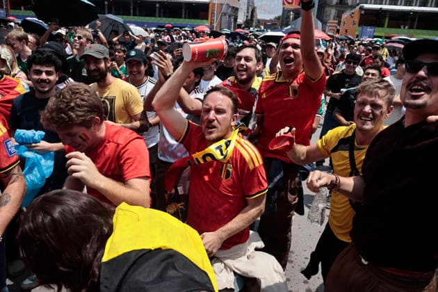 July 10, 2026, Mexico City, Cdmx, Mexico: The Spanish national team, Nationalteam beat Belgium 2oÃ¢1 in a thrilling match the Spaniards scored the winning goal just minutes before the final whistle. Fans from both nationsoÃ¢some Spanish, others BelgianoÃ¢gathered at the Fan Festival to watch the game alongside compatriots. They were joined by Mexicans in costume, including a Merlin the Duck figure, who cheered on the visiting fans as everyone shouted together for the goals, Spain s advancement to the next round, and the unfortunate defeat that ended Belgium s run in the 2026 FIFA World Cup, WM, Weltmeisterschaft, Fussball Mexico City Mexico  - ZUMAp204 20260710_zip_p204_002 Copyright: xJosuexPerezx Spain Defeats Belgium In The World Cup..  - ZUMA0861 0861303917st Copyright: xIMAGO JosuexPerezx