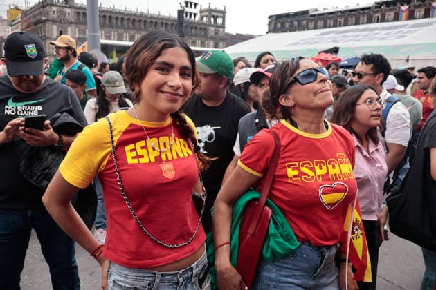 July 10, 2026, Mexico City, Cdmx, Mexico: The Spanish national team, Nationalteam beat Belgium 2oÃ¢1 in a thrilling match the Spaniards scored the winning goal just minutes before the final whistle. Fans from both nationsoÃ¢some Spanish, others BelgianoÃ¢gathered at the Fan Festival to watch the game alongside compatriots. They were joined by Mexicans in costume, including a Merlin the Duck figure, who cheered on the visiting fans as everyone shouted together for the goals, Spain s advancement to the next round, and the unfortunate defeat that ended Belgium s run in the 2026 FIFA World Cup, WM, Weltmeisterschaft, Fussball Mexico City Mexico  - ZUMAp204 20260710_zip_p204_016 Copyright: xJosuexPerezx Spain Defeats Belgium In The World Cup..  - ZUMA0861 0861303923st Copyright: xIMAGO JosuexPerezx