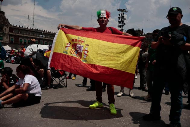 July 10, 2026, Mexico City, Cdmx, Mexico: The Spanish national team, Nationalteam beat Belgium 2oÃ¢1 in a thrilling match the Spaniards scored the winning goal just minutes before the final whistle. Fans from both nationsoÃ¢some Spanish, others BelgianoÃ¢gathered at the Fan Festival to watch the game alongside compatriots. They were joined by Mexicans in costume, including a Merlin the Duck figure, who cheered on the visiting fans as everyone shouted together for the goals, Spain s advancement to the next round, and the unfortunate defeat that ended Belgium s run in the 2026 FIFA World Cup, WM, Weltmeisterschaft, Fussball Mexico City Mexico  - ZUMAp204 20260710_zip_p204_012 Copyright: xJosuexPerezx Spain Defeats Belgium In The World Cup..  - ZUMA0861 0861303946st Copyright: xIMAGO JosuexPerezx