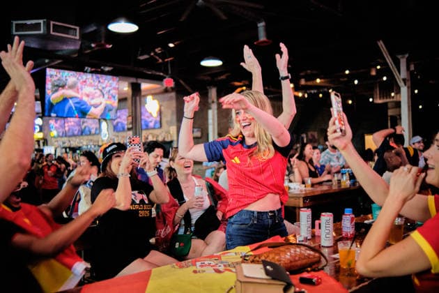 July 10, 2026, Houston, Texas, USA: Spain supporters erupt at a watch party at Pitch 25 in Houston as MIKEL MERINO scores a late goal against Belgium to send Spain into the FIFA World Cup, WM, Weltmeisterschaft, Fussball 2026 semifinals. The match was played at Los Angeles Stadium in Inglewood, California. Houston s Spain Fans Erupt As Merino s Late Winner Sends La Roja To The Semifinals  - ZUMAe130 0861304997st Copyright: xCarlosxEscalonax