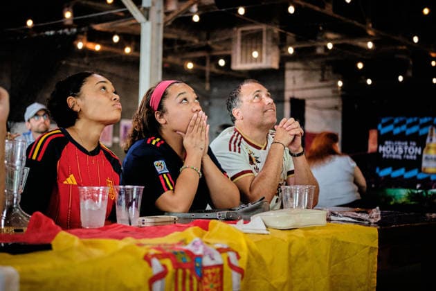 July 10, 2026, Houston, Texas, USA: Spain supporters watch tensely at a watch party at Pitch 25 in Houston during Spain s FIFA World Cup, WM, Weltmeisterschaft, Fussball 2026 quarterfinal against Belgium, played at Los Angeles Stadium in Inglewood, California. Houston s Spain Fans Erupt As Merino s Late Winner Sends La Roja To The Semifinals  - ZUMAe130 0861305006st Copyright: xCarlosxEscalonax