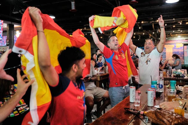 July 10, 2026, Houston, Texas, USA: Spain supporters celebrate at a watch party at Pitch 25 in Houston after Spain s 2-1 win over Belgium in the FIFA World Cup, WM, Weltmeisterschaft, Fussball 2026 quarterfinal sent it to the semifinals. The match was played at Los Angeles Stadium in Inglewood, California. Houston s Spain Fans Erupt As Merino s Late Winner Sends La Roja To The Semifinals  - ZUMAe130 0861305008st Copyright: xCarlosxEscalonax