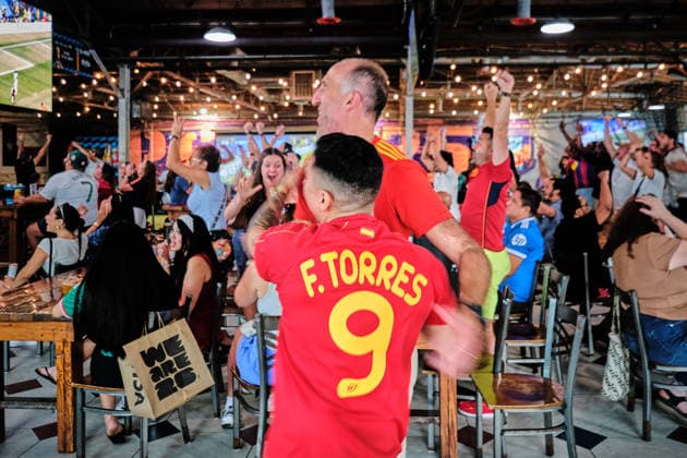 July 10, 2026, Houston, Texas, USA: Spain supporters erupt at a watch party at Pitch 25 in Houston as MIKEL MERINO scores a late goal against Belgium to send Spain into the FIFA World Cup, WM, Weltmeisterschaft, Fussball 2026 semifinals. The match was played at Los Angeles Stadium in Inglewood, California. Houston s Spain Fans Erupt As Merino s Late Winner Sends La Roja To The Semifinals  - ZUMAe130 0861305009st Copyright: xCarlosxEscalonax