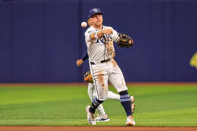 July 10, 2026, St. Petersburg, Florida, USA: Tampa Bay Rays shortstop Taylor Walls (6) makes a diving play to field a ball off the bat of Seattle Mariners designated hitter Dominic Canzone (8) and throw him out at first base during an MLB, Baseball Herren, USA game on July 10, 2026 at Tropicana Field. The Rays beat the Mariners 7-2. St. Petersburg USA - ZUMAh180 20260710_zsp_h180_036 Copyright: xKimxHukarix