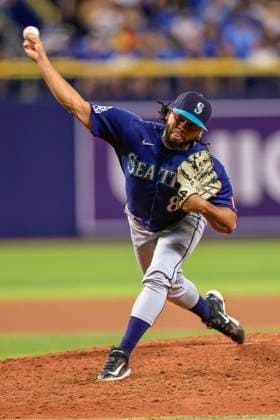 July 10, 2026, St. Petersburg, Florida, USA: Seattle Mariners pitcher Eduard Bazardo (83) delivers a pitch during an MLB, Baseball Herren, USA game against the Tampa Bay Rays on July 10, 2026 at Tropicana Field. The Rays beat the Mariners 7-2. St. Petersburg USA - ZUMAh180 20260710_zsp_h180_059 Copyright: xKimxHukarix