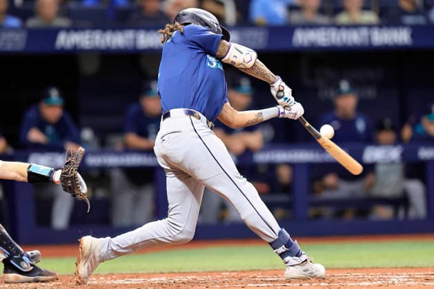 July 10, 2026, St. Petersburg, Florida, USA: Seattle Mariners shortstop J.P. Crawford (3) singles to right field during an MLB, Baseball Herren, USA game against the Tampa Bay Rays on July 10, 2026 at Tropicana Field. The Rays beat the Mariners 7-2. St. Petersburg USA - ZUMAh180 20260710_zsp_h180_098 Copyright: xKimxHukarix