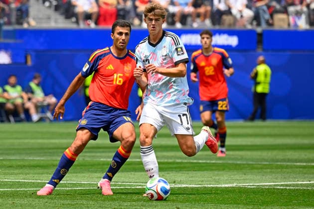 RECORD DATE NOT STATED 10th July 2026; Los Angeles Stadium, Los Angeles, California, United States of America; FIFA World Cup, WM, Weltmeisterschaft, Fussball Football, Spain versus Belgium; Rodri of Spain battles for possession ball with Charles De Ketelaere of Belgium JulianxMedina DiaEsportivo