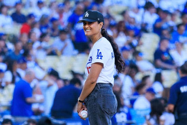 July 10, 2026, Los Angeles, California, USA: Autumn Durald Arkapaw throws the ceremonial first pitch prior to a a regular season MLB, Baseball Herren, USA game between the Los Angeles Dodgers and the Arizona Diamondbacks on Friday July 10, 2026 at Dodger Stadium in Los Angeles, California. Dodgers lose to Diamondbacks, 3-9. JAVIER ROJAS PI Los Angeles USA - ZUMAp124 20260710_zaa_p124_006 Copyright: xJavierxRojasx