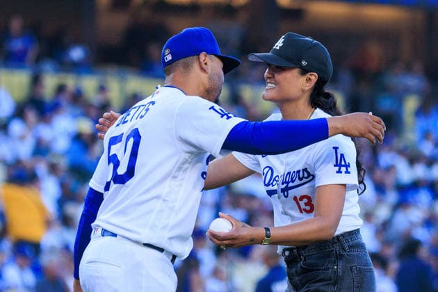 July 10, 2026, Los Angeles, California, USA: Autumn Durald Arkapaw is congratulated by Los Angeles Dodgers shortstop Mookie Betts after throwing the ceremonial first pitch prior to a a regular season MLB, Baseball Herren, USA game between the Los Angeles Dodgers and the Arizona Diamondbacks on Friday July 10, 2026 at Dodger Stadium in Los Angeles, California. Dodgers lose to Diamondbacks, 3-9. JAVIER ROJAS PI Los Angeles USA - ZUMAp124 20260710_zaa_p124_008 Copyright: xJavierxRojasx