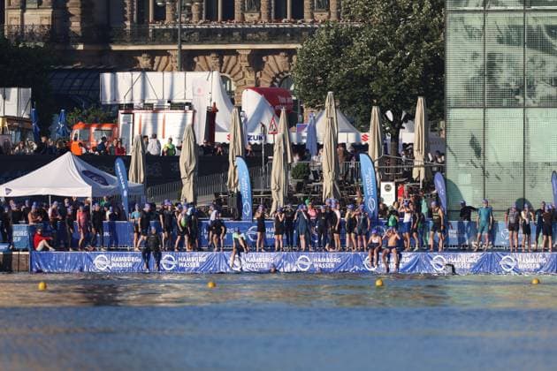 Am 11.07.2026 fand der Triathlon am Jungfernstieg Binnenalster in Hamburg statt. Die Foto-Galerie zeigt eindrucksvolle Bilder dieses Events. Erleben Sie die Athleten in Aktion und die Atmosphäre der Veranstaltung. 11.07.2026, Hamburg, Jungfernstieg Binnenalster (Triathlon) *** On July 11, 2026, the triathlon took place at Jungfernstieg on the Binnenalster in Hamburg. The photo gallery features impressive images from this event. Experience the athletes in action and the atmosphere of the event. July 11, 2026, Hamburg, Jungfernstieg Binnenalster Triathlon Copyright: xspeedshotx xSarahxWolfx