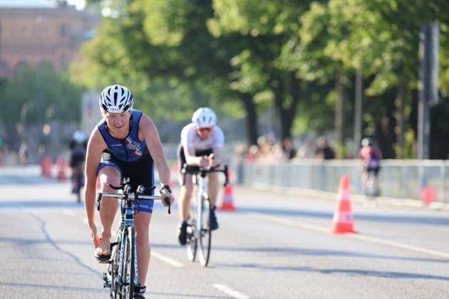 Patrick Littig ( 1015) fährt auf der Radstrecke des Triathlons am Jungfernstieg in Hamburg, ein weiterer Radfahrer folgt im Hintergrund. Die Strecke ist mit orangefarbenen Pylonen abgesichert. Patrick Littig ( 1015) auf dem Rad beim Triathlon Hamburg *** Patrick Littig 1015 is riding on the triathlon bike course at Jungfernstieg in Hamburg; another cyclist follows in the background. The course is marked off with orange cones. Patrick Littig 1015 on his bike at the Hamburg Triathlon Copyright: xspeedshotx xSarahxWolfx