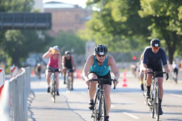 Angelika Preetz ( 1073) fährt konzentriert auf dem Rennrad durch die abgesperrte Radstrecke am Jungfernstieg in Hamburg. Mehrere weitere Teilnehmer sind im Hintergrund zu sehen. Angelika Preetz ( 1073) auf der Radstrecke beim Triathlon Hamburg *** Angelika Preetz 1073 rides her road bike with intense focus along the cordoned-off cycling course on Jungfernstieg in Hamburg. Several other participants can be seen in the background. Angelika Preetz 1073 on the cycling course at the Hamburg Triathlon Copyright: xspeedshotx xSarahxWolfx