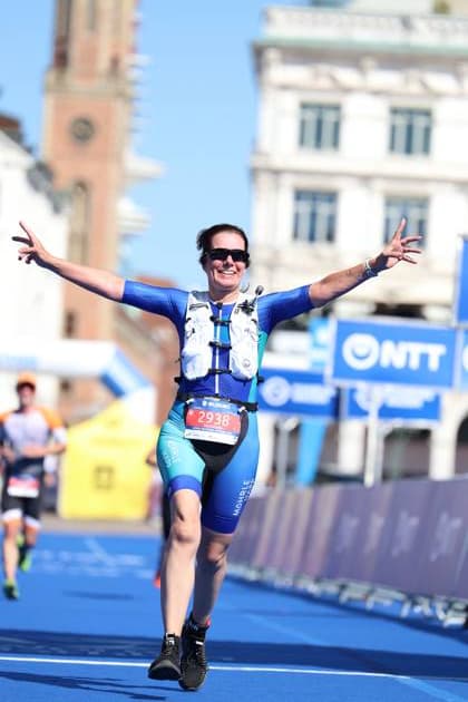 Eine Triathletin überquert jubelnd die Ziellinie beim Triathlon am Jungfernstieg in Hamburg. Mit ausgebreiteten Armen und Sonnenbrille genießt sie ihren Finisher-Moment vor der historischen Kulisse der Binnenalster, Faye Gritzan ( 12938, Kurzdistanz) Triathletin im Zieleinlauf am Jungfernstieg, Hamburg, Faye Gritzan 12938, *** A triathlete crosses the finish line jubilantly at the triathlon on Jungfernstieg in Hamburg. With her arms outstretched and sunglasses on, she savors her finisher moment against the historic backdrop of the Binnenalster, Faye Gritzan 12938, short-distance triathlete crossing the finish line at Jungfernstieg, Hamburg, Faye Gritzan 12938, Copyright: xspeedshotx xSarahxWolfx
